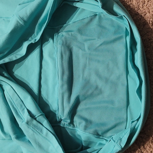 EUC FABLETICS ACTIVEWEAR TOP W/ POCKETS AND HOOD SZ SMALL - Picture 5 of 9